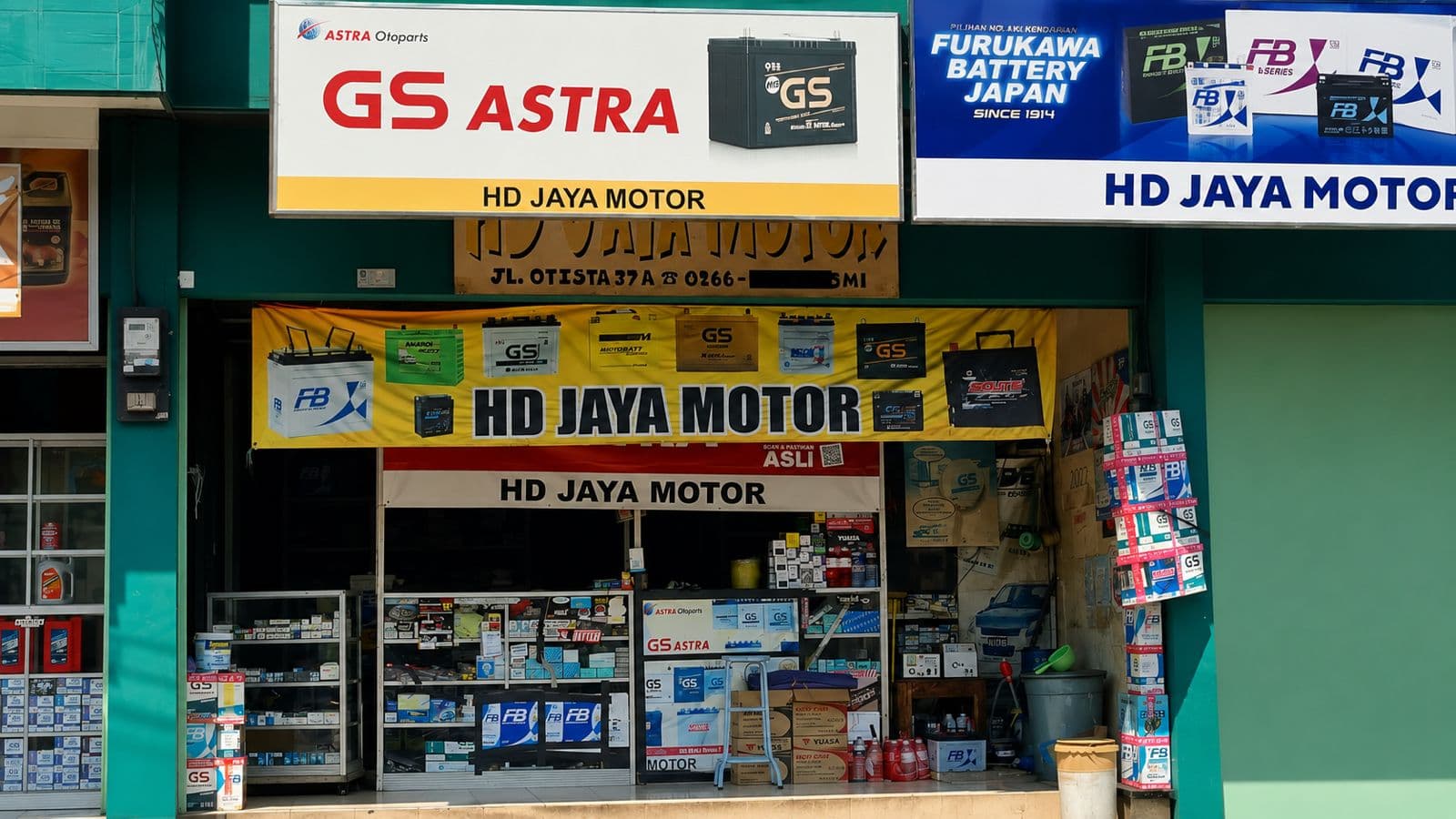 Etalase toko HD Jaya Motor di Jl. Otista, Sukabumi — aki GS Astra, Furukawa, Yuasa, dan Solite